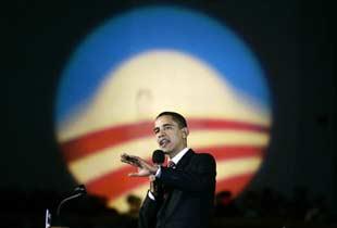 Democratic presidential candidate U.S. Senator Barack Obama (D-IL) speaks to supporters during a campaign rally at the Veterans Memorial Building in Cedar Rapids, Iowa, Jan. 2, 2008. (Xinhua/Reuters Photo)