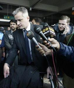 Members&nbsp;of&nbsp;a&nbsp;team&nbsp;of&nbsp;British&nbsp;police&nbsp;from&nbsp;Scotland&nbsp;Yard&nbsp;arrive&nbsp;at&nbsp;Islamabad&nbsp;International&nbsp;Airport&nbsp;Jan.&nbsp;4,&nbsp;2008.&nbsp;A&nbsp;team&nbsp;of&nbsp;British&nbsp;police&nbsp;arrived&nbsp;in&nbsp;Pakistan&nbsp;on&nbsp;Friday&nbsp;to&nbsp;join&nbsp;an&nbsp;investigation&nbsp;into&nbsp;the&nbsp;assassination&nbsp;of&nbsp;opposition&nbsp;leader&nbsp;Benazir&nbsp;Bhutto.&nbsp;(Xinhua/Reuters&nbsp;Photo)