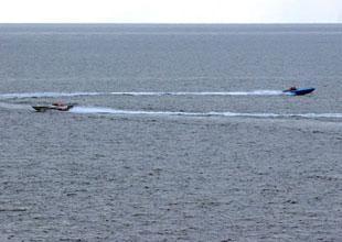 This&nbsp;image&nbsp;released&nbsp;by&nbsp;the&nbsp;U.S&nbsp;Navy&nbsp;Tuesday,&nbsp;Jan.&nbsp;8,&nbsp;2008,&nbsp;and&nbsp;shot&nbsp;Sunday,&nbsp;Jan.&nbsp;6&nbsp;from&nbsp;the&nbsp;bridge&nbsp;of&nbsp;the&nbsp;destroyer&nbsp;USS&nbsp;Hopper,&nbsp;shows&nbsp;2&nbsp;small&nbsp;boats,&nbsp;alleged&nbsp;to&nbsp;be&nbsp;Iranian,&nbsp;purportedly&nbsp;racing&nbsp;near&nbsp;the&nbsp;wake&nbsp;of&nbsp;U.S.&nbsp;Navy&nbsp;ships&nbsp;in&nbsp;the&nbsp;Persian&nbsp;Gulf.(Xinhua/AFP&nbsp;Photo)