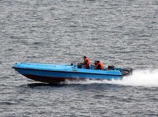 This&nbsp;image&nbsp;released&nbsp;by&nbsp;the&nbsp;U.S.&nbsp;Navy&nbsp;Tuesday,&nbsp;Jan.&nbsp;8,&nbsp;2008,&nbsp;and&nbsp;shot&nbsp;Sunday,&nbsp;Jan.&nbsp;6&nbsp;from&nbsp;the&nbsp;bridge&nbsp;of&nbsp;the&nbsp;destroyer&nbsp;USS&nbsp;Hopper,&nbsp;shows&nbsp;a&nbsp;small&nbsp;blue&nbsp;boat,&nbsp;alleged&nbsp;to&nbsp;be&nbsp;Iranian,&nbsp;purportedly&nbsp;racing&nbsp;near&nbsp;the&nbsp;wake&nbsp;of&nbsp;U.S.&nbsp;Navy&nbsp;ships&nbsp;in&nbsp;the&nbsp;Persian&nbsp;Gulf.&nbsp;&nbsp;(Xinhua/AFP&nbsp;Photo)