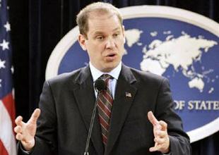 U.S. State Department spokesman Sean McCormack,seen on May 1, 2006, flatly dismissed on Wednesday the claim by Iran that the video and audio released by the Pentagon showing Iranian boats confronting U.S. warships in the Persian Gulf were fabricated. (Xinhua/Reuters File Photo)