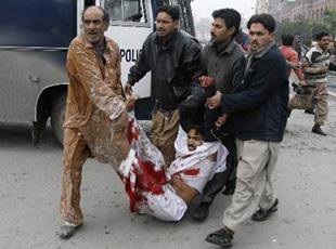 Police&nbsp;carry&nbsp;a&nbsp;colleague&nbsp;injured&nbsp;in&nbsp;a&nbsp;suicide&nbsp;bombingoutside&nbsp;a&nbsp;court&nbsp;in&nbsp;the&nbsp;centre&nbsp;of&nbsp;Lahore&nbsp;Jan.&nbsp;10,&nbsp;2008.&nbsp;(Xinhua/Reuters&nbsp;Photo)