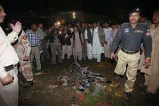 Officials visit the site after a bomb attack in Karachi January 14, 2008. REUTERS/Athar Hussain