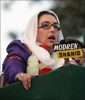 Former&nbsp;premier&nbsp;Benazir&nbsp;Bhutto&nbsp;addresses&nbsp;her&nbsp;supporters&nbsp;during&nbsp;her&nbsp;last&nbsp;election&nbsp;campaign&nbsp;in&nbsp;Rawalpindi,&nbsp;27&nbsp;December&nbsp;2007.(AFP/File/Aamir&nbsp;Qureshi)