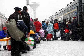 Passengers&nbsp;queue&nbsp;up&nbsp;for&nbsp;boarding&nbsp;at&nbsp;Yantai&nbsp;Railway&nbsp;Station&nbsp;in&nbsp;Yantai,&nbsp;a&nbsp;coastal&nbsp;city&nbsp;in&nbsp;east&nbsp;China's&nbsp;Shandong&nbsp;Province,&nbsp;Jan.&nbsp;23,&nbsp;2008.&nbsp;The&nbsp;40-day&nbsp;Spring&nbsp;Festival&nbsp;travel&nbsp;peak&nbsp;across&nbsp;the&nbsp;country&nbsp;started&nbsp;on&nbsp;Jan.&nbsp;23.&nbsp;Passengers&nbsp;in&nbsp;Yantai&nbsp;went&nbsp;on&nbsp;journey&nbsp;home&nbsp;for&nbsp;the&nbsp;Spring&nbsp;Festival&nbsp;celebration&nbsp;in&nbsp;heavy&nbsp;snow.(Xinhua&nbsp;Photo)
