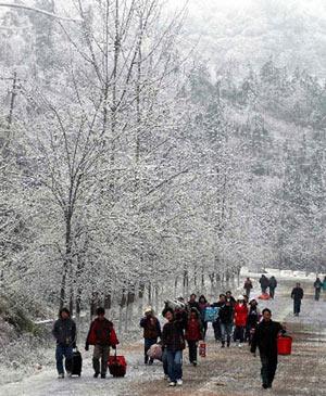 Migrant&nbsp;workers&nbsp;walk&nbsp;on&nbsp;their&nbsp;way&nbsp;home&nbsp;from&nbsp;Kaili,&nbsp;a&nbsp;city&nbsp;in&nbsp;southwest&nbsp;China's&nbsp;Guizhou&nbsp;Province,&nbsp;Jan.&nbsp;23,&nbsp;2008.&nbsp;The&nbsp;40-day&nbsp;Spring&nbsp;Festival&nbsp;travel&nbsp;peak&nbsp;across&nbsp;the&nbsp;country&nbsp;started&nbsp;on&nbsp;Jan.&nbsp;23.&nbsp;Passengers&nbsp;in&nbsp;Guizhou&nbsp;walk&nbsp;home&nbsp;for&nbsp;the&nbsp;Spring&nbsp;Festival&nbsp;celebration&nbsp;because&nbsp;roads&nbsp;were&nbsp;blocked&nbsp;owing&nbsp;to&nbsp;the&nbsp;heavy&nbsp;snow.&nbsp;(Xinhua&nbsp;Photo)