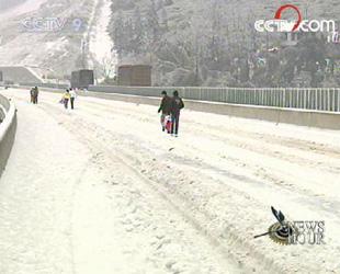 Bad&nbsp;weather&nbsp;has&nbsp;stranded&nbsp;many&nbsp;road&nbsp;travellers,&nbsp;especially&nbsp;in&nbsp;central&nbsp;China,&nbsp;where&nbsp;snow&nbsp;and&nbsp;freezing&nbsp;conditions&nbsp;have&nbsp;lasted&nbsp;for&nbsp;11&nbsp;days.&nbsp;(CCTV.com)