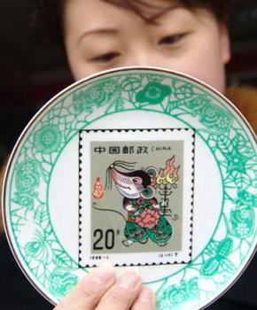 A&nbsp;saleswoman&nbsp;shows&nbsp;a&nbsp;porcelain&nbsp;tray&nbsp;with&nbsp;the&nbsp;image&nbsp;of&nbsp;a&nbsp;stamp&nbsp;portraying&nbsp;rat,&nbsp;which&nbsp;is&nbsp;the&nbsp;first&nbsp;one&nbsp;of&nbsp;12&nbsp;symbolic&nbsp;animals&nbsp;chosen&nbsp;to&nbsp;represent&nbsp;12&nbsp;years&nbsp;in&nbsp;the&nbsp;Chinese&nbsp;lunar&nbsp;calendar,&nbsp;in&nbsp;Jingdezhen,&nbsp;East&nbsp;China's&nbsp;Jiangxi&nbsp;Province&nbsp;on&nbsp;Friday,&nbsp;January&nbsp;25,&nbsp;2008.&nbsp;The&nbsp;tray&nbsp;issued&nbsp;by&nbsp;China&nbsp;Post&nbsp;is&nbsp;to&nbsp;greet&nbsp;the&nbsp;coming&nbsp;Chinese&nbsp;lunar&nbsp;New&nbsp;Year&nbsp;of&nbsp;the&nbsp;Rat,&nbsp;which&nbsp;falls&nbsp;on&nbsp;Feb.&nbsp;7&nbsp;this&nbsp;year.&nbsp;[Xinhua]