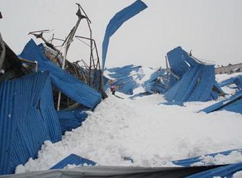 Photo&nbsp;taken&nbsp;on&nbsp;Jan.&nbsp;26&nbsp;shows&nbsp;the&nbsp;collapsed&nbsp;market&nbsp;house&nbsp;in&nbsp;Chaohu,&nbsp;east&nbsp;China's&nbsp;Anhui&nbsp;Province.&nbsp;A&nbsp;3000-square-meter&nbsp;market&nbsp;of&nbsp;farm&nbsp;products&nbsp;was&nbsp;weighed&nbsp;down&nbsp;by&nbsp;heavy&nbsp;snow&nbsp;Saturday,&nbsp;with&nbsp;8&nbsp;people&nbsp;trapped&nbsp;in&nbsp;ruins.&nbsp;All&nbsp;of&nbsp;stucked&nbsp;victims&nbsp;were&nbsp;rescued&nbsp;several&nbsp;hours&nbsp;later.&nbsp;(Xinhua&nbsp;Photo)