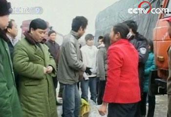In Guangzhou, local traffic authorities have provided 13 temporary shelters for the over 100,000 stranded passengers.
