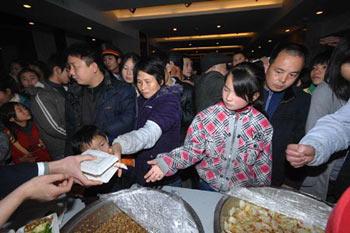 Passengers&nbsp;stranded&nbsp;in&nbsp;Beijng-Zhuhai&nbsp;expressway,&nbsp;who&nbsp;have&nbsp;been&nbsp;evacuated&nbsp;to&nbsp;Xiangtan&nbsp;City,&nbsp;receive&nbsp;meals&nbsp;in&nbsp;a&nbsp;hotel&nbsp;where&nbsp;they&nbsp;are&nbsp;settled,&nbsp;in&nbsp;Xiangtan&nbsp;City,&nbsp;Hunan&nbsp;Province,&nbsp;central&nbsp;China,&nbsp;Jan.&nbsp;29,&nbsp;2008.&nbsp;Due&nbsp;to&nbsp;the&nbsp;closure&nbsp;of&nbsp;the&nbsp;expressway&nbsp;linking&nbsp;Beijing&nbsp;with&nbsp;Zhuhai&nbsp;in&nbsp;south&nbsp;China's&nbsp;Guangdong&nbsp;Province&nbsp;a&nbsp;week&nbsp;ago,&nbsp;more&nbsp;than&nbsp;20,000&nbsp;vehicles&nbsp;with&nbsp;60,000&nbsp;people&nbsp;were&nbsp;stranded&nbsp;near&nbsp;Hunan's&nbsp;Xiangtan&nbsp;City.&nbsp;Hunan&nbsp;Province&nbsp;carried&nbsp;out&nbsp;urgent&nbsp;rescue&nbsp;and&nbsp;evacuation&nbsp;work&nbsp;on&nbsp;Tuesday.&nbsp;Up&nbsp;to&nbsp;12&nbsp;a.m.&nbsp;on&nbsp;Jan.&nbsp;29,&nbsp;the&nbsp;stranded&nbsp;vehicles&nbsp;were&nbsp;decreased&nbsp;to&nbsp;6,400&nbsp;with&nbsp;about&nbsp;20,000&nbsp;people&nbsp;on&nbsp;board.&nbsp;(Xinhua&nbsp;Photo)