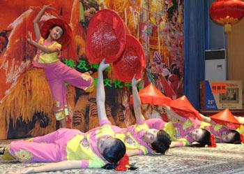Chinese&nbsp;dancers&nbsp;perform&nbsp;at&nbsp;the&nbsp;Chinese&nbsp;Culture&nbsp;Center&nbsp;in&nbsp;Cairo,&nbsp;capital&nbsp;of&nbsp;Egypt,&nbsp;Jan.&nbsp;30,&nbsp;2008.&nbsp;More&nbsp;than&nbsp;300&nbsp;Egyptian&nbsp;and&nbsp;Chinese&nbsp;guests&nbsp;attended&nbsp;the&nbsp;celebration&nbsp;of&nbsp;forthcoming&nbsp;Chinese&nbsp;Spring&nbsp;Festival&nbsp;Wednesday&nbsp;night.(Xinhua&nbsp;Photo)