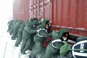 Soldiers&nbsp;push&nbsp;a&nbsp;container&nbsp;truck&nbsp;stranded&nbsp;on&nbsp;a&nbsp;snow-plagued&nbsp;stretch&nbsp;of&nbsp;the&nbsp;Beijing-Zhuhai&nbsp;Expressway&nbsp;in&nbsp;Shaoguan,&nbsp;South&nbsp;China's&nbsp;Guangdong&nbsp;Province,&nbsp;Jan.&nbsp;31,&nbsp;2008.(Xinhua&nbsp;Photo)