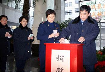 Officials of Xuanwu District cast banknotes to a box for donating the people suffering from the snowstorms,in Beijing, capital of China, Feb. 2, 2008. People of different sectors in China have engaged in helping the peopele suffering from the snow disaster by the means of donating relief goods and money.(Xinhua Photo)