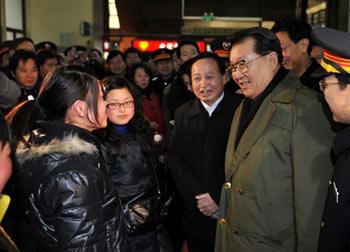 Li&nbsp;Changchun&nbsp;(front&nbsp;R2),&nbsp;member&nbsp;of&nbsp;the&nbsp;Standing&nbsp;Committee&nbsp;of&nbsp;the&nbsp;Political&nbsp;Bureau&nbsp;of&nbsp;the&nbsp;Communist&nbsp;Party&nbsp;of&nbsp;China&nbsp;(CPC)&nbsp;Central&nbsp;Committee,&nbsp;talks&nbsp;with&nbsp;passengers&nbsp;at&nbsp;the&nbsp;Hankou&nbsp;Railway&nbsp;Station&nbsp;in&nbsp;Wuhan,&nbsp;capital&nbsp;of&nbsp;central&nbsp;China's&nbsp;Hubei&nbsp;Province,&nbsp;Jan.&nbsp;30,&nbsp;2008.&nbsp;Entrusted&nbsp;by&nbsp;CPC&nbsp;Central&nbsp;Committee&nbsp;General&nbsp;Secretary&nbsp;Hu&nbsp;Jintao,&nbsp;Li&nbsp;Changchun&nbsp;has&nbsp;paid&nbsp;a&nbsp;visit&nbsp;to&nbsp;Hubei&nbsp;recently&nbsp;to&nbsp;meet&nbsp;the&nbsp;people&nbsp;suffering&nbsp;from&nbsp;snowstorm&nbsp;and&nbsp;inspect&nbsp;disaster&nbsp;relief&nbsp;work&nbsp;on&nbsp;behalf&nbsp;of&nbsp;the&nbsp;CPC&nbsp;Central&nbsp;Committee&nbsp;and&nbsp;the&nbsp;State&nbsp;Council.(Xinhua&nbsp;Photo)