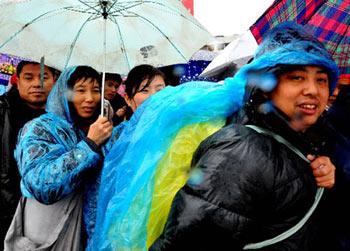 Passengers in Guangzhou Railway Station (Xinhua Photo)