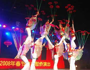 Acrobats&nbsp;from&nbsp;China&nbsp;art&nbsp;nsemble&nbsp;perform&nbsp;during&nbsp;a&nbsp;dazzling&nbsp;entertainment&nbsp;held&nbsp;at&nbsp;Emperor&nbsp;Palace&nbsp;in&nbsp;Johannesburg,&nbsp;South&nbsp;Africa,&nbsp;on&nbsp;Feb.&nbsp;1,&nbsp;2008.&nbsp;The&nbsp;Chinese&nbsp;art&nbsp;ensemble,&nbsp;composed&nbsp;of&nbsp;Yunnan&nbsp;Acrobatic&nbsp;Troup&nbsp;and&nbsp;Chorus&nbsp;of&nbsp;Hani-Yi&nbsp;Autonomous&nbsp;Prefecture&nbsp;of&nbsp;Honghe&nbsp;of&nbsp;Yunnan&nbsp;Province,&nbsp;presented&nbsp;a&nbsp;fantastic&nbsp;evening&nbsp;party&nbsp;"Shangri-la&nbsp;In&nbsp;Dream"&nbsp;to&nbsp;more&nbsp;than&nbsp;one&nbsp;thousand&nbsp;overseas&nbsp;Chinese&nbsp;here,&nbsp;celebrating&nbsp;the&nbsp;forthcoming&nbsp;Chinese&nbsp;lunar&nbsp;New&nbsp;Year&nbsp;which&nbsp;falls&nbsp;on&nbsp;Feb.&nbsp;7&nbsp;this&nbsp;year.(Xinhua&nbsp;Photo)