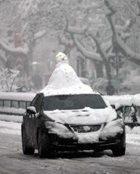 A&nbsp;snowman&nbsp;is&nbsp;made&nbsp;on&nbsp;the&nbsp;top&nbsp;of&nbsp;a&nbsp;car&nbsp;in&nbsp;Hangzhou,&nbsp;capital&nbsp;of&nbsp;east&nbsp;China's&nbsp;Zhejiang&nbsp;Province,&nbsp;on&nbsp;Feb.&nbsp;2,&nbsp;2008.&nbsp;A&nbsp;snowstorm&nbsp;hit&nbsp;the&nbsp;province,&nbsp;having&nbsp;brought&nbsp;more&nbsp;than&nbsp;20&nbsp;cm&nbsp;of&nbsp;snowfall&nbsp;by&nbsp;Saturday&nbsp;morning.&nbsp;(Xinhua&nbsp;Photo)