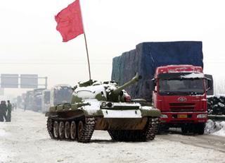 An&nbsp;armored&nbsp;vehicle&nbsp;crushes&nbsp;down&nbsp;ice&nbsp;covered&nbsp;road&nbsp;at&nbsp;Lujiang&nbsp;section&nbsp;of&nbsp;He'an&nbsp;Highway&nbsp;in&nbsp;Lujiang,&nbsp;east&nbsp;China's&nbsp;Anhui&nbsp;Province,&nbsp;Feb.&nbsp;2,&nbsp;2008.&nbsp;An&nbsp;armonred&nbsp;vehicle&nbsp;was&nbsp;ordered&nbsp;to&nbsp;deice&nbsp;thick&nbsp;ice&nbsp;covered&nbsp;the&nbsp;road&nbsp;due&nbsp;to&nbsp;continuous&nbsp;icy&nbsp;weather&nbsp;in&nbsp;recent&nbsp;days.&nbsp;(Xinhua&nbsp;Photo)