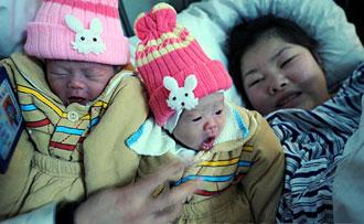 Cao&nbsp;Juan,&nbsp;a&nbsp;Chenzhou&nbsp;resident,&nbsp;smiles&nbsp;with&nbsp;her&nbsp;new-born&nbsp;twin&nbsp;girls&nbsp;beside&nbsp;her&nbsp;in&nbsp;a&nbsp;hospital&nbsp;in&nbsp;Chenzhou,&nbsp;Central&nbsp;China's&nbsp;Hunan&nbsp;Province&nbsp;on&nbsp;February&nbsp;1,&nbsp;2008.&nbsp;Snow&nbsp;and&nbsp;sleet&nbsp;have&nbsp;severely&nbsp;damaged&nbsp;the&nbsp;power&nbsp;facilities&nbsp;around&nbsp;the&nbsp;city&nbsp;since&nbsp;mid-January&nbsp;and&nbsp;the&nbsp;electricity&nbsp;crisis&nbsp;has&nbsp;caused&nbsp;major&nbsp;disruptionsto&nbsp;people&nbsp;there&nbsp;days&nbsp;before&nbsp;the&nbsp;Chinese&nbsp;Spring&nbsp;Festival.&nbsp;[Xinhua]