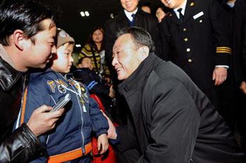 Wu&nbsp;Bangguo&nbsp;(C),&nbsp;chairman&nbsp;of&nbsp;the&nbsp;Standing&nbsp;Committee&nbsp;of&nbsp;the&nbsp;National&nbsp;People's&nbsp;Congress&nbsp;(NPC),&nbsp;China's&nbsp;top&nbsp;legislature,&nbsp;talks&nbsp;to&nbsp;passengers&nbsp;at&nbsp;Beijing&nbsp;West&nbsp;Railway&nbsp;Station&nbsp;in&nbsp;Beijing,&nbsp;China,&nbsp;Feb.&nbsp;3,&nbsp;2008.&nbsp;&nbsp;(Xinhua&nbsp;Photo)