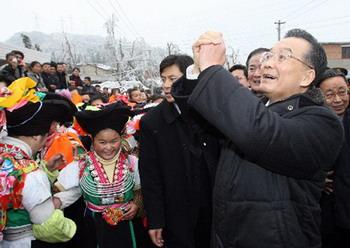 Chinese Premier Wen Jiabao (R Front) greets people at Guanyin Village of Longli County, southwest China's Guizhou Province, on Feb. 5, 2008. Premier Wen Jiabao made an inspection tour in Guizhou, one of the worst hit provinces amid China's weather disaster, and extended festival greetings to local people on Feb. 5, ahead of the Spring Festival, or the Chinese Lunar New Year. (Xinhua Photo)