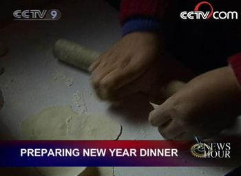 Young&nbsp;people&nbsp;in&nbsp;Chen&nbsp;Zhou&nbsp;are&nbsp;Preparing&nbsp;New&nbsp;Year&nbsp;dinner.(CCTV.com)