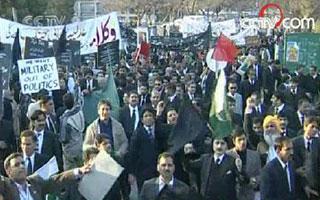 Police&nbsp;in&nbsp;riot&nbsp;gear&nbsp;have&nbsp;clashed&nbsp;with&nbsp;hundreds&nbsp;of&nbsp;lawyers&nbsp;protesting&nbsp;in&nbsp;the&nbsp;Pakistani&nbsp;capital,&nbsp;Islamabad.&nbsp;(CCTV.com)