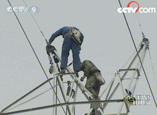 For&nbsp;7&nbsp;days,&nbsp;these&nbsp;workers&nbsp;have&nbsp;been&nbsp;racing&nbsp;against&nbsp;time&nbsp;and&nbsp;working&nbsp;around&nbsp;the&nbsp;clock&nbsp;in&nbsp;the&nbsp;cold&nbsp;to&nbsp;reconnect&nbsp;a&nbsp;damaged&nbsp;110&nbsp;kilo-volt&nbsp;power&nbsp;line.