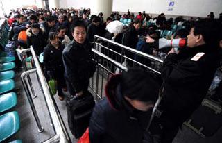 Passengers queue to enter the platform in Lanzhou railway station in northwest China's Gansu Province on Feb. 12, 2008. (Xinhua Photo)