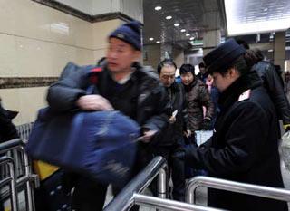 Passengers queue to enter the platform in the Lanzhou railway station in northwest China's Gansu Province on Feb. 12, 2008. China's post-Lunar New Year holiday travel peak began to hit China's roads on Monday, with 44.6 million people traveling by bus, an increase of 16.5 million from the previous day, the Ministry of Communications said Monday.(Xinhua Photo)
