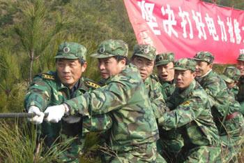 Reservists&nbsp;of&nbsp;China's&nbsp;People's&nbsp;Liberation&nbsp;Army&nbsp;work&nbsp;to&nbsp;fix&nbsp;the&nbsp;damaged&nbsp;power&nbsp;transmission&nbsp;tower&nbsp;in&nbsp;Ganzhou,&nbsp;a&nbsp;city&nbsp;of&nbsp;south&nbsp;China's&nbsp;Jiangxi&nbsp;Province,&nbsp;Feb.&nbsp;12,&nbsp;2008.&nbsp;Hundreds&nbsp;of&nbsp;thousands&nbsp;of&nbsp;PLA&nbsp;servicemen&nbsp;and&nbsp;reservists&nbsp;have&nbsp;been&nbsp;deployed&nbsp;in&nbsp;the&nbsp;snow-hit&nbsp;areas&nbsp;of&nbsp;south&nbsp;China&nbsp;for&nbsp;disaster&nbsp;relief.&nbsp;(Xinhua&nbsp;Photo)