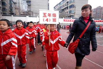 Pupils&nbsp;attend&nbsp;the&nbsp;opening&nbsp;ceremony&nbsp;of&nbsp;a&nbsp;new&nbsp;term&nbsp;in&nbsp;the&nbsp;First&nbsp;Experimental&nbsp;Elementary&nbsp;School&nbsp;in&nbsp;Guiyang,&nbsp;capital&nbsp;of&nbsp;southwest&nbsp;China's&nbsp;Guizhou&nbsp;Province,&nbsp;Feb.&nbsp;25,&nbsp;2008.&nbsp;More&nbsp;than&nbsp;600,000&nbsp;students&nbsp;of&nbsp;over&nbsp;1200&nbsp;primary&nbsp;and&nbsp;middle&nbsp;schools&nbsp;in&nbsp;Guiyang&nbsp;inaugurated&nbsp;new&nbsp;term&nbsp;on&nbsp;schedule&nbsp;on&nbsp;Monday&nbsp;after&nbsp;the&nbsp;area&nbsp;was&nbsp;hit&nbsp;by&nbsp;serious&nbsp;snow&nbsp;and&nbsp;sleet&nbsp;weather.&nbsp;(Xinhua&nbsp;Photo)