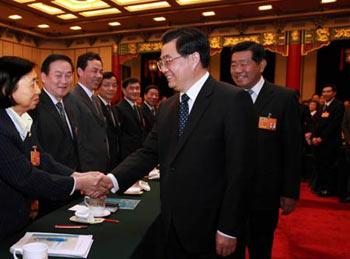 Chinese President Hu Jintao on Tuesday meets with political advisors attending the first annual full session of the 11th National Committee of the Chinese People's Political Consultative Conference in Beijing.(Xinhua Photo)