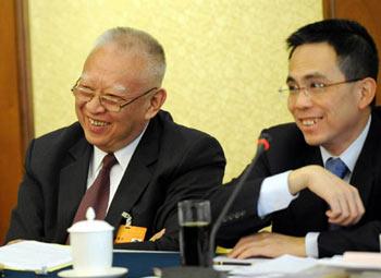 Tung Chee-Hwa (L), vice chairman of the 10th National Committee of the Chinese People's Political Consultative Conference (CPPCC) and former and the first chief executive of the Hong Kong Special Administrative Region (HKSAR), joins in the panel discussion of Hong Kong delegation on the opening day of the First Session of the 11th NPC in Beijing, China, March 5, 2008.  (Xinhua Photo)