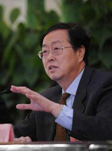 Zhou Xiaochuan, governor of the People's Bank of China, answers a question from journalists during a press conference on economic and social development and macroeconomic regulation held by the First Session of the 11th National People's Congress (NPC) at the Great Hall of the People in Beijing, capital of China, March 6, 2008. (Xinhua Photo)