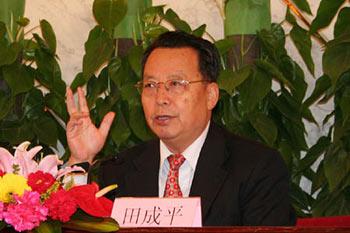 China's Labor and Social Security Minister Tian Chengping said in Beijing on Sunday that the country's employment situation is "very severe" this year, although the country has provided 51 million job posts in cities in last five years.(Xinhua Photo)