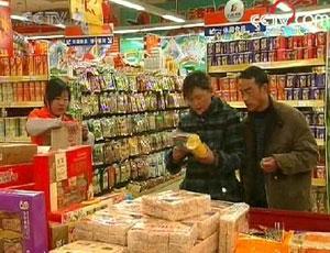 Food and daily necessities were readily available at the supermarket,and people began to come out of their homes after two days of fear. 