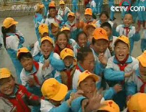 Life in Lhasa is returning to normal as Tibetan officials say traffic in the regional capital has resumed, and offices, schools and shops have re-opened. (CCTV.com)