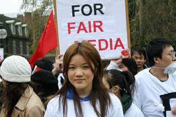 A Chinese girl joins thousands of other Chinese students and expatriates in a rally at Old Palace Yard in London on April 19, 2008, to protest against the BBC's and other British news organizations' distorted and lopsided reports on Tibetan secessionist violence and London leg of Olympics torch relay. [Lei Xiaoxun/chinadaily.com.cn]