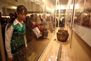 A visitor is watching the exhibition on Wednesday. An exhibition on Tibet history opened here on Wednesday, aiming to present visitors with a full landscape of the autonomous region's past and present through pictures and exhibits. (Xinhua Photo)