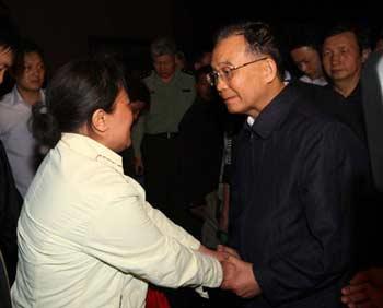 Chinese Premier Wen Jiabao has pledged to save as many lives as the rescue teams can in southwest China's Sichuan Province which was hit by a major quake on Monday afternoon. (Xinhua Photo)
