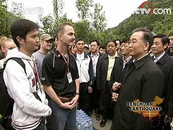 As he left Beichuan, Premier Wen met a volunteer team from the United States. They are members of "Heart to Heart International." Wen Jiabao expressed his gratitude.