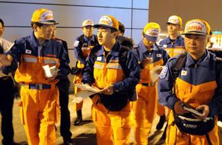 A group of rescue professionals sent by the Japanese government arrived in Chengdu, capital of quake-ravaged southwest China's Sichuan Province, early Friday to assist the rescue work.