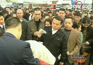 To help people affected by the earthquake weather the disaster, overseas Chinese communities around the world are opening their hearts and their wallets.