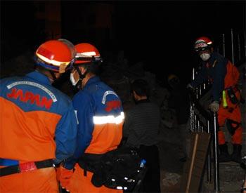 Japanese rescuers spend restless 24 hours in China quake-hit area