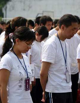 The students of senior 3 and their teachers at Beichuan Higher Middle School mourn for victims who died in the May-12 earthquake during a ceremony of resuing classes at a temporary school in quake-hit Mianyang city, southwest China's Sichuan Province, May 19, 2008.(Xinhua Photo)