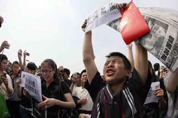 People shout slogans "Cheer up, China!", "Cheer up, Wenchuan!" after a three-minute silent tribute to quake victims, at the Tian'anmen Square in central Beijing, capital of China, May 19, 2008. China began on May 19 a three-day national mourning for the people dead in the 8.0-magnitude quake hitting southwest and northwest China.(Xinhua/Wang Yongji)