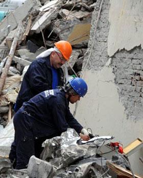Members of Russian rescue team seek for survivors in debris in the quake-hit Sichuan Province in southwest China, May 18, 2008.(Xinhua Photo)