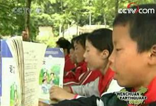 This is the playground of the Haihong Primary School in Xiang'e County, Dujiangyan city. Now it is serving as the classroom for these students.